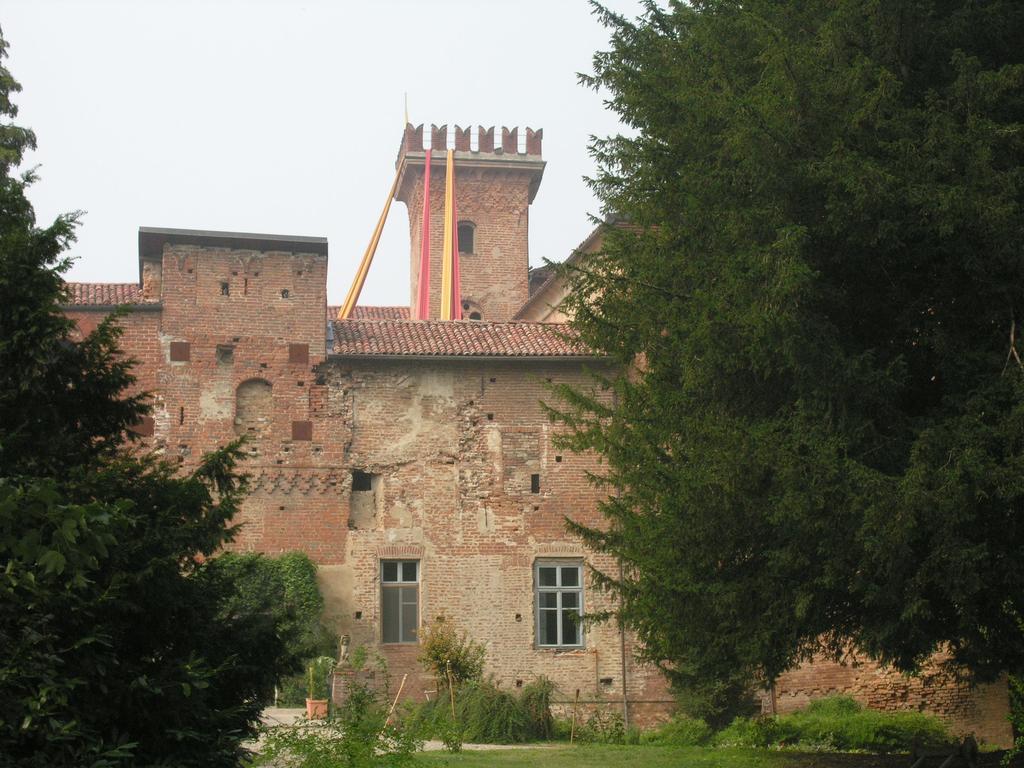 Castello Sannazzaro B&B Giarole Exterior photo
